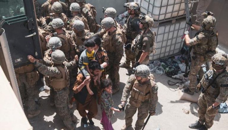 قوات أمريكية تشرف على إجلاء أفغان من كابول (رويترز) 