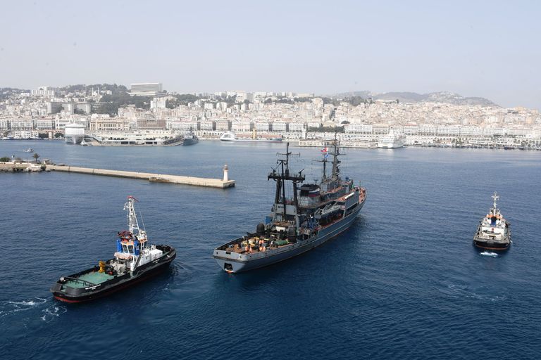 بواخر عسكرية روسية ترسو بميناء الجزائر بوارج عسكرية روسية ترسو في ميناء الجزائر