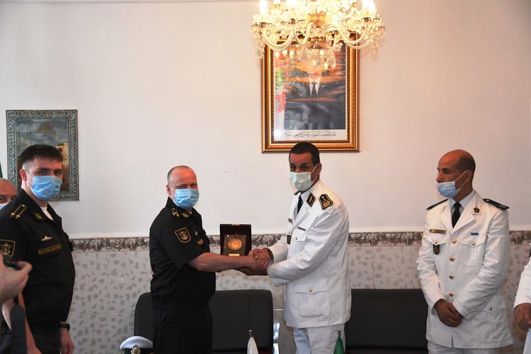 لقاء بين الوفدين العسكريين الروسي والجزائري بوارج عسكرية روسية ترسو في ميناء الجزائر