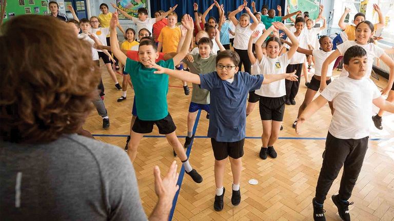 أطفال داخل الفصل الدراسي خلال جائحة كورونا