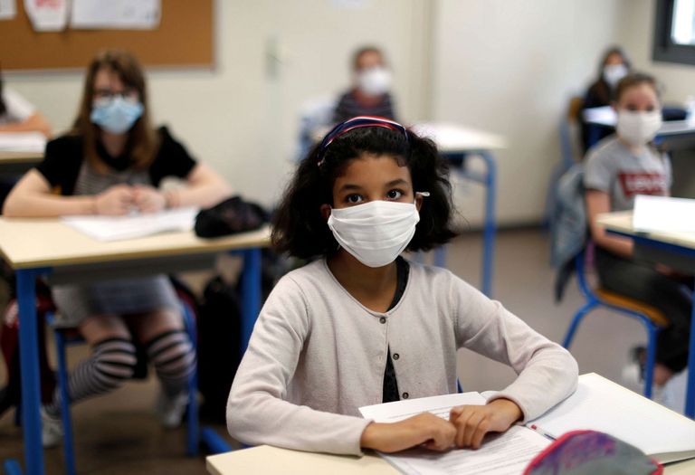 مسؤولات النظافة يعقمن صفا دراسيا بإحدى مدارس الإمارات