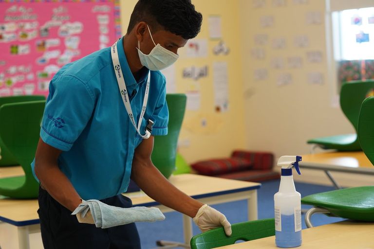 مسؤولات النظافة يعقمن صفا دراسيا بإحدى مدارس الإمارات