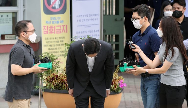 الرئيس الفعلي لمجموعة سامسونج "لي جيه-يونج" شعار شركة سامسونج إلكترونيكس