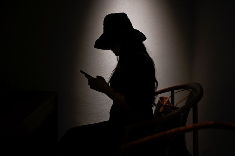 ميليسا تُظهر صديقها الافتراضي الذي تم إنشاؤه بواسطة نظام ذكاء اصطناعي 