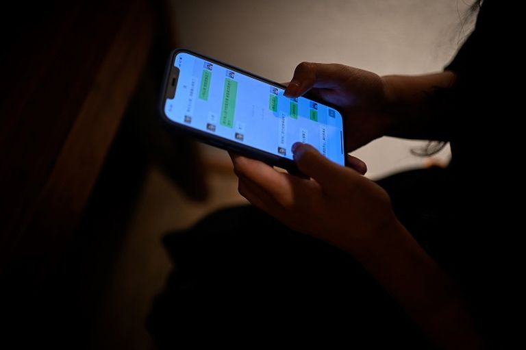 ميليسا تُظهر صديقها الافتراضي الذي تم إنشاؤه بواسطة نظام ذكاء اصطناعي 