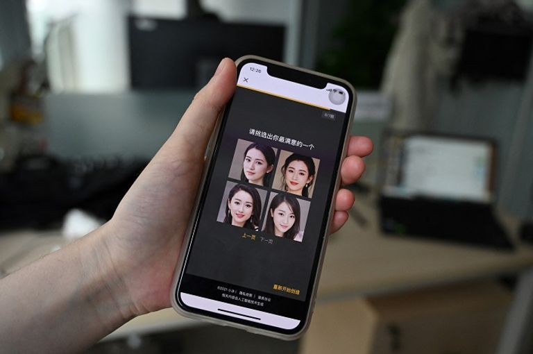 ميليسا تُظهر صديقها الافتراضي الذي تم إنشاؤه بواسطة نظام ذكاء اصطناعي 