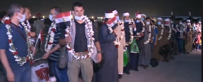 وصول الطائرة المصرية وعلى متنها العالقون في أفغانستان