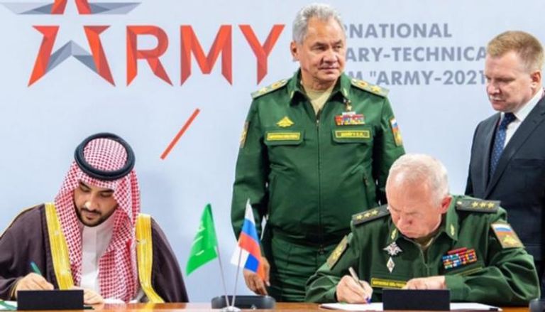 جانب من توقيع اتفاقية التعاون العسكري بين السعودية وروسيا