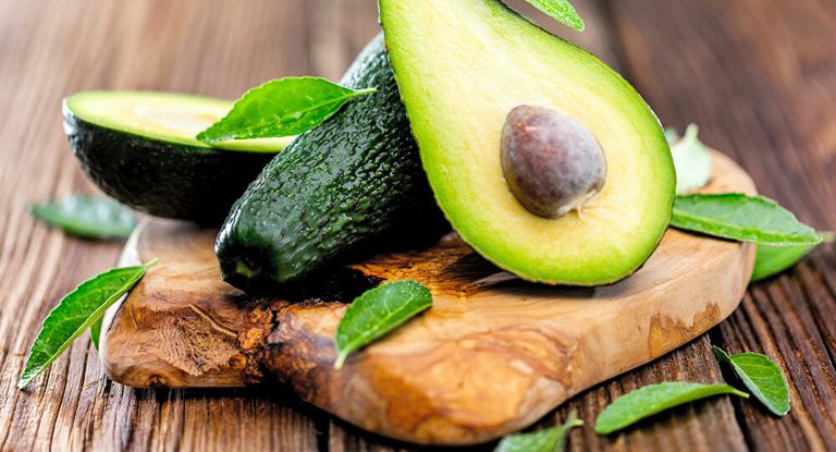 الأفوكادو من الأطعمة الدهنية أطعمة تحتوي على دهون صحية