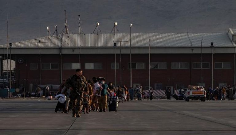 جانب من عمليات الإجلاء المتواصلة في مطار كابول-رويترز