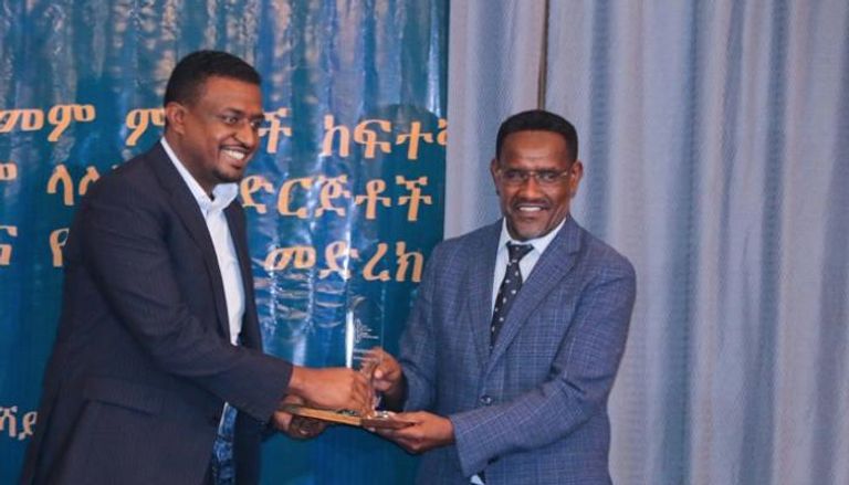 وزير الزراعة الإثيوبي يسلم جائزة أفضل شركة مصدرة للبن