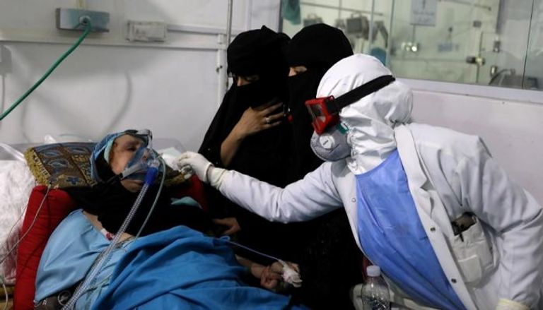 مريضة مصابة بكورونا ترقد في إحدى مستشفيات اليمن