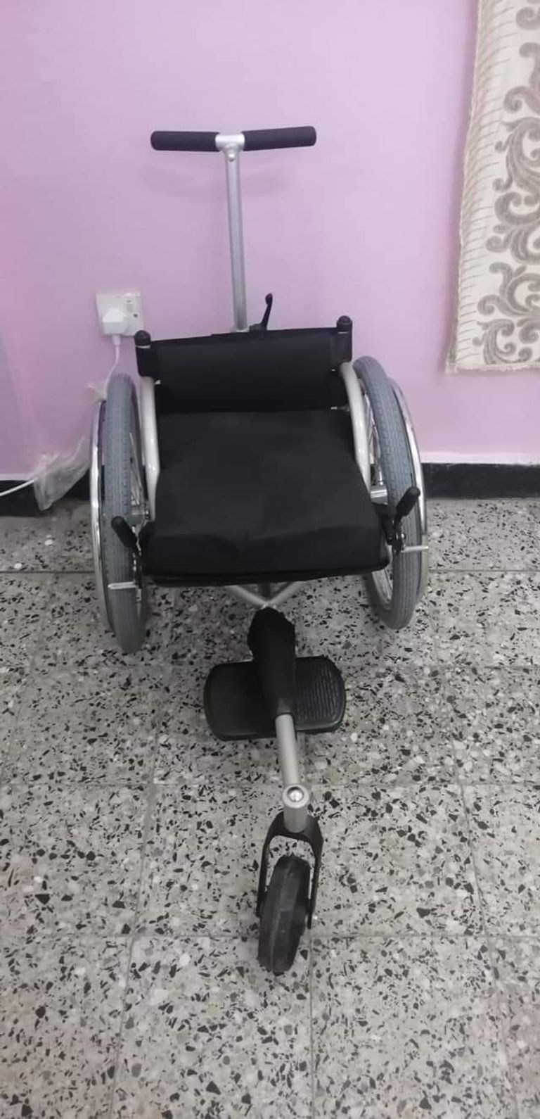 لافتة مشروع خدمة الكراسي المتحركة في اليمن