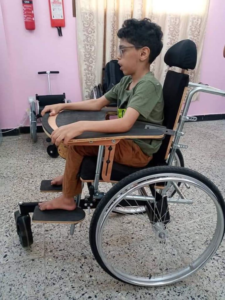 لافتة مشروع خدمة الكراسي المتحركة في اليمن