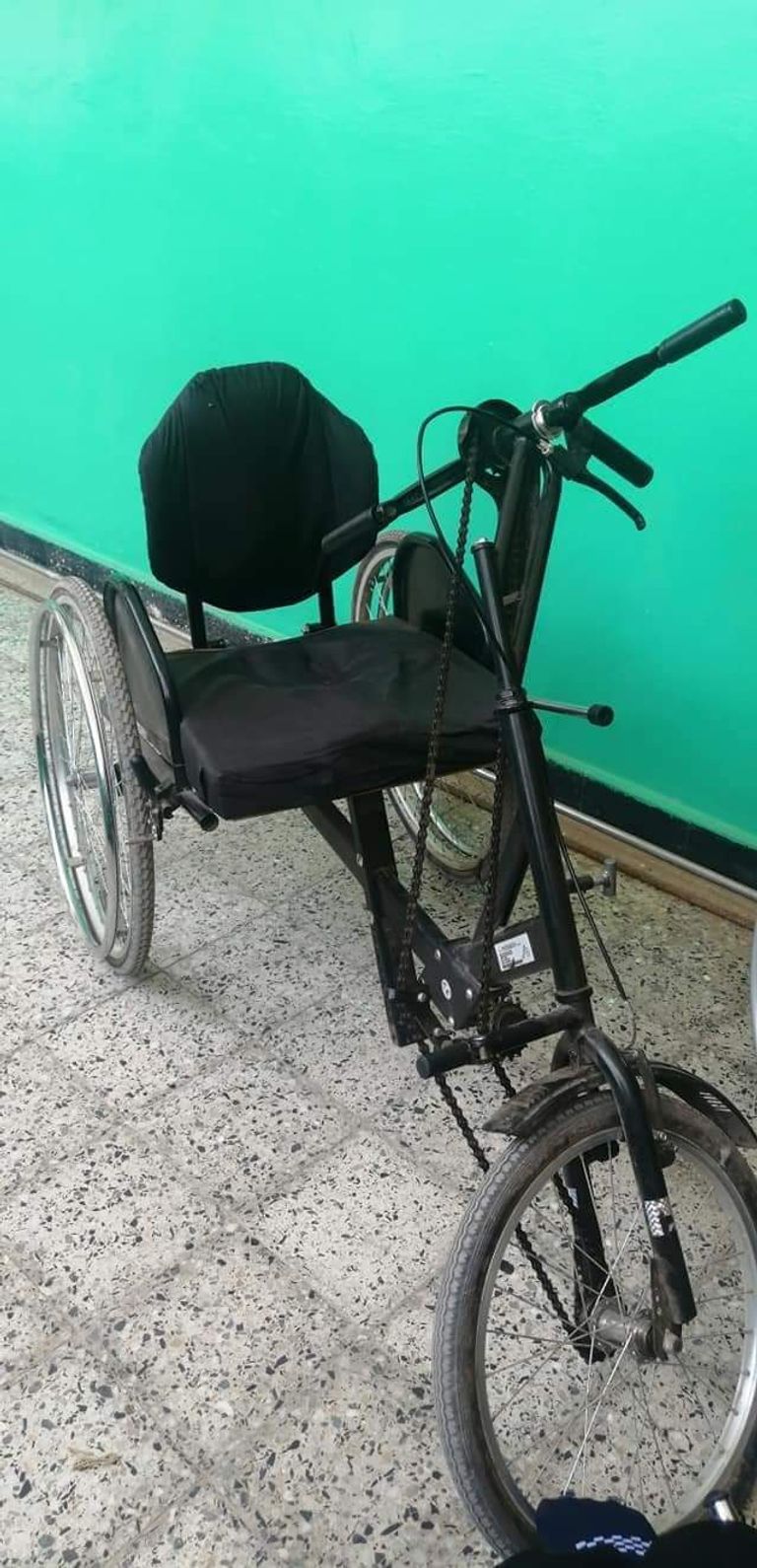 لافتة مشروع خدمة الكراسي المتحركة في اليمن