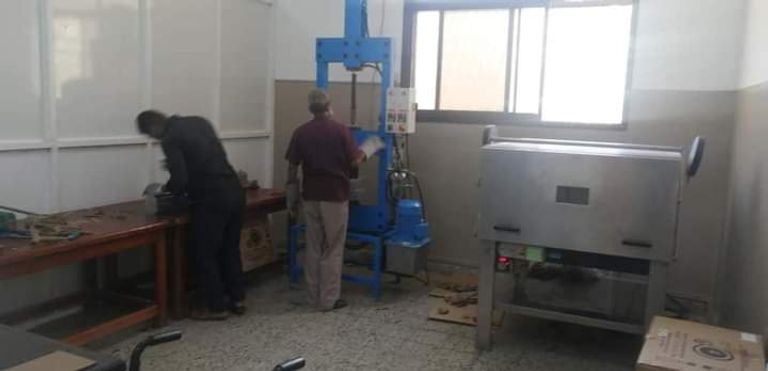 لافتة مشروع خدمة الكراسي المتحركة في اليمن