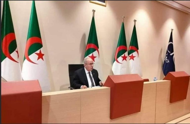 وزير الخارجية الجزائري خلال مؤتمر إعلان قطع العلاقات مع المغرب علما الجزائر والمغرب