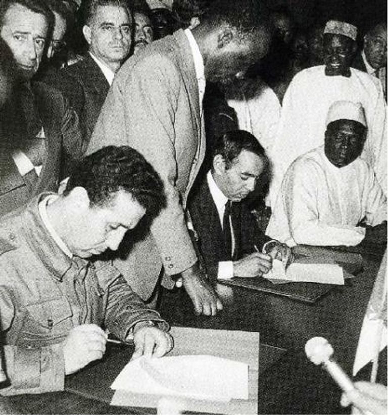 توقيع اتفاق وقف الحرب بين الجزائر والمغرب في مالي علما الجزائر والمغرب