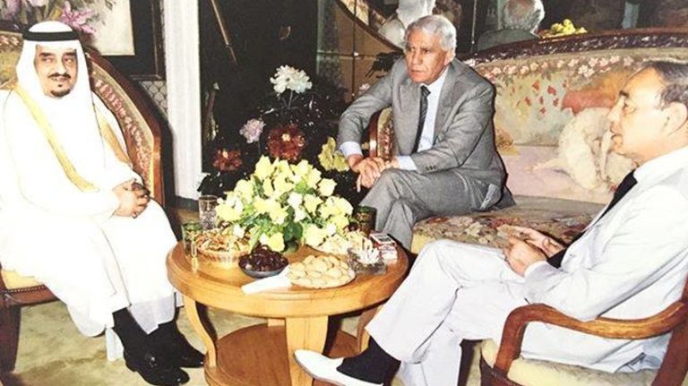 العاهل السعودي الراحل الملك فهد خلال وساطته مع قائدي الجزائر والمغرب الراحلين علما الجزائر والمغرب