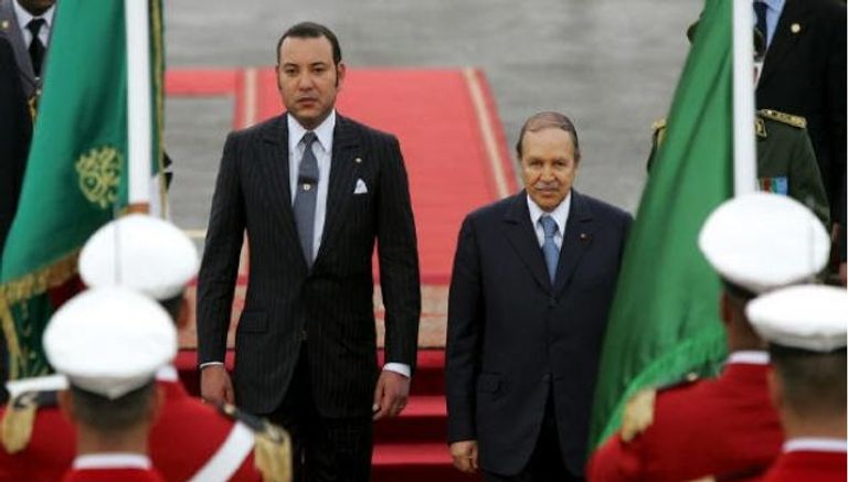 قمة بين الرئيس الجزائري السابق عبد العزيز بوتفليقة والعاهل المغربي محمد السادس في 2005 علما الجزائر والمغرب