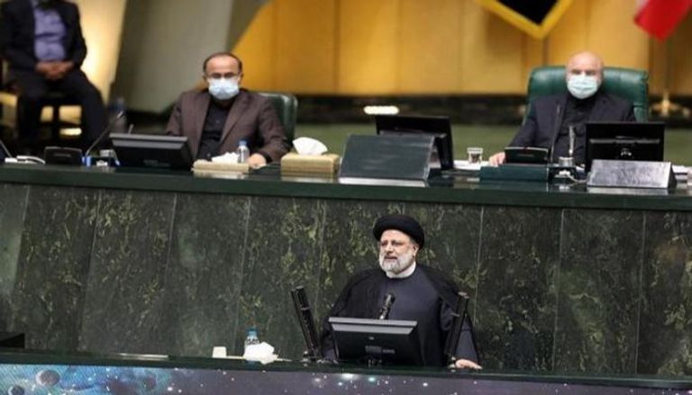 الرئيس الإيراني إبراهيم رئيسي خلال كلمته بالبرلمان