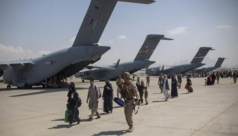 أفغان في طريقهم إلى الطائرات لمغادرة أفغانستان