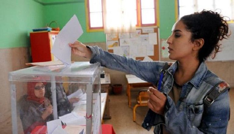 مغربية تدلي بصوتها في الانتخابات - أرشيفية