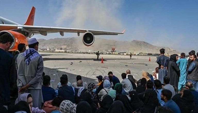 مئات الأفغان في انتظار استقلال إحدى الطائرات
