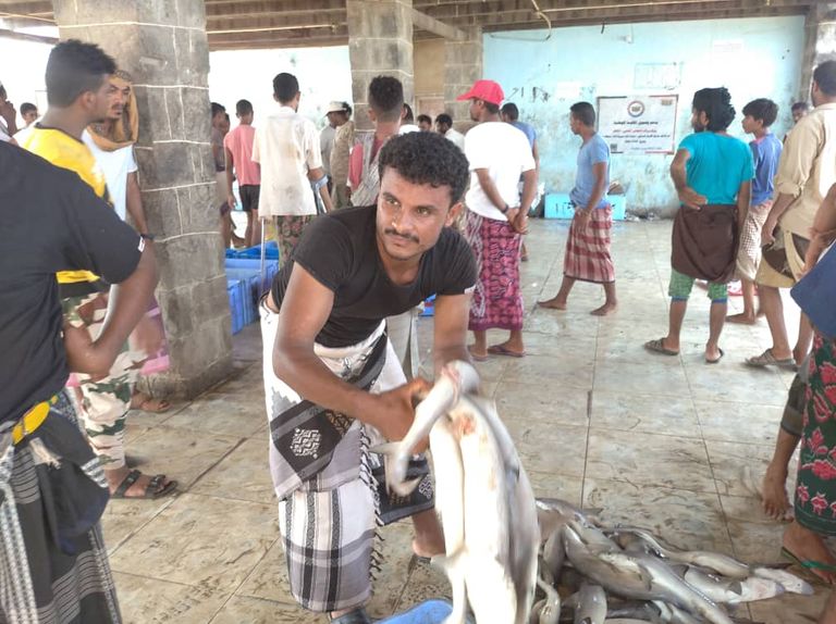 صيادون يستعدون لرحلة صيد جديدة