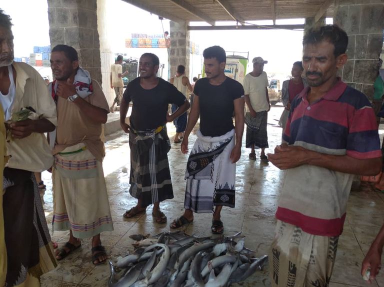 صيادون يستعدون لرحلة صيد جديدة