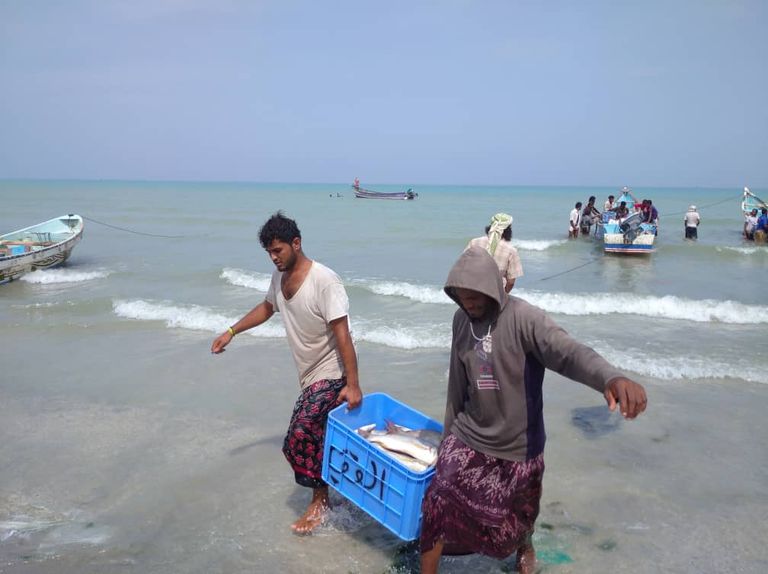 صيادون يستعدون لرحلة صيد جديدة