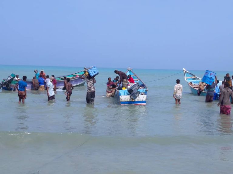 صيادون يستعدون لرحلة صيد جديدة