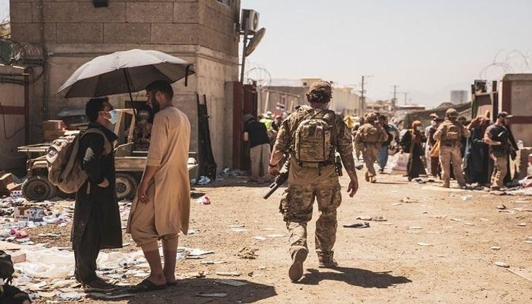 عناصر من القوا الأمريكية خارج مطار كابول- رويترز