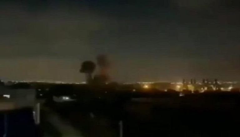 الدخان يتصاعد جراء انفجار في مطار كابول