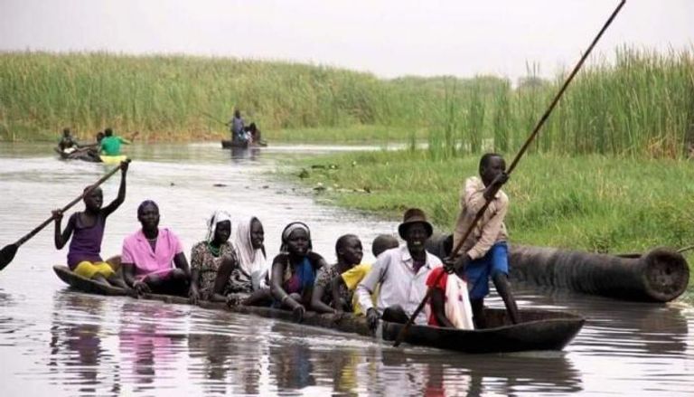 قارب نهري مستخدم في حركة التجارة بجنوب السودان