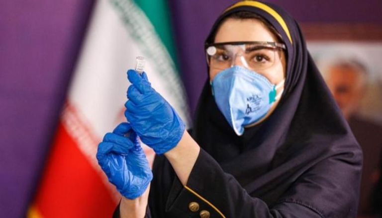 ممرضة إيرانية تعد جرعة من لقاح كورونا - صورة أرشيفية