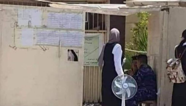 طالبة عراقية تؤدي امتحانات نهائية بصحبة مروحة "شحن" 