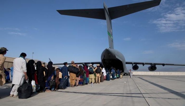 جانب من عمليات الإجلاء المتواصلة في مطار كابول-رويترز
