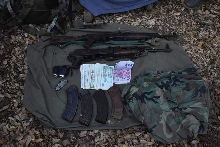 أموال وأسلحة كانت مع الإرهابي الموقوف الإرهابي