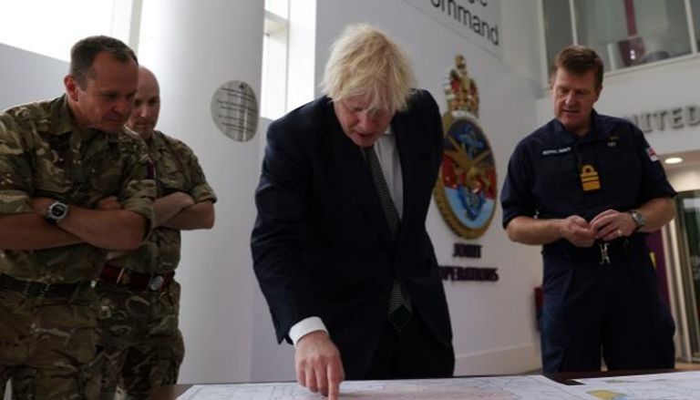 رئيس وزراء بريطانيا مع قيادات الجيش أمام خارطة أفغانستان