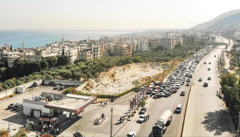 طوابير اللبنانيين على محطات البنزين