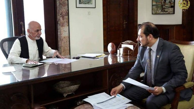 سادات مع الرئيس الأفغاني السابق أشرف غني وزير أفغاني يصبح عامل توصيل طعام