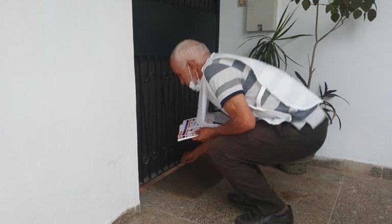 عضو من العدالة والتنمية يدس منشورا انتخابيا تحت باب منزل