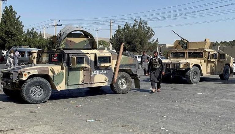 عناصر من قوات طالبان تغلق الطرق المؤدية لمطار كابول- رويترز