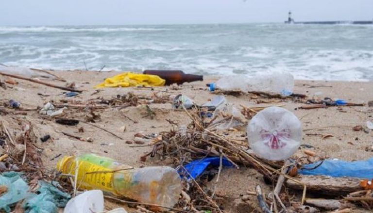 نفايات بلاستيكية على أحد شواطئ مدينة عدن