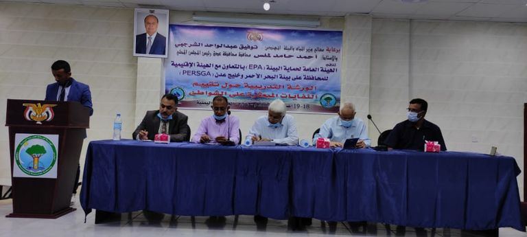 نفايات بلاستيكية على أحد شواطئ مدينة عدن