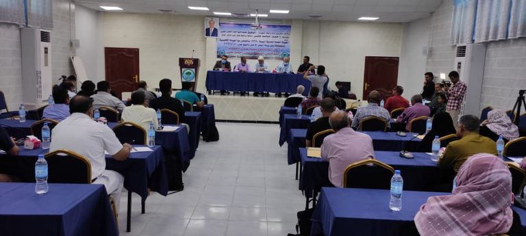 نفايات بلاستيكية على أحد شواطئ مدينة عدن