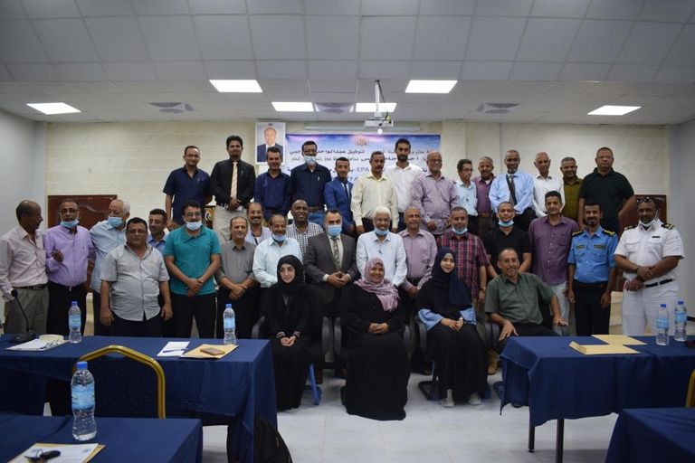 نفايات بلاستيكية على أحد شواطئ مدينة عدن