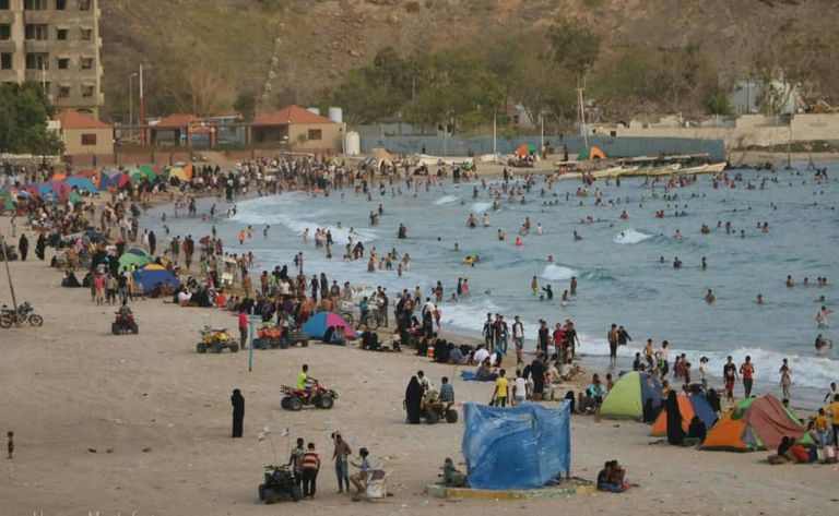 نفايات بلاستيكية على أحد شواطئ مدينة عدن