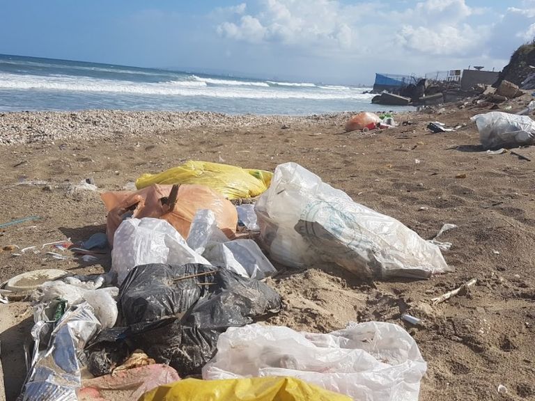 نفايات بلاستيكية على أحد شواطئ مدينة عدن